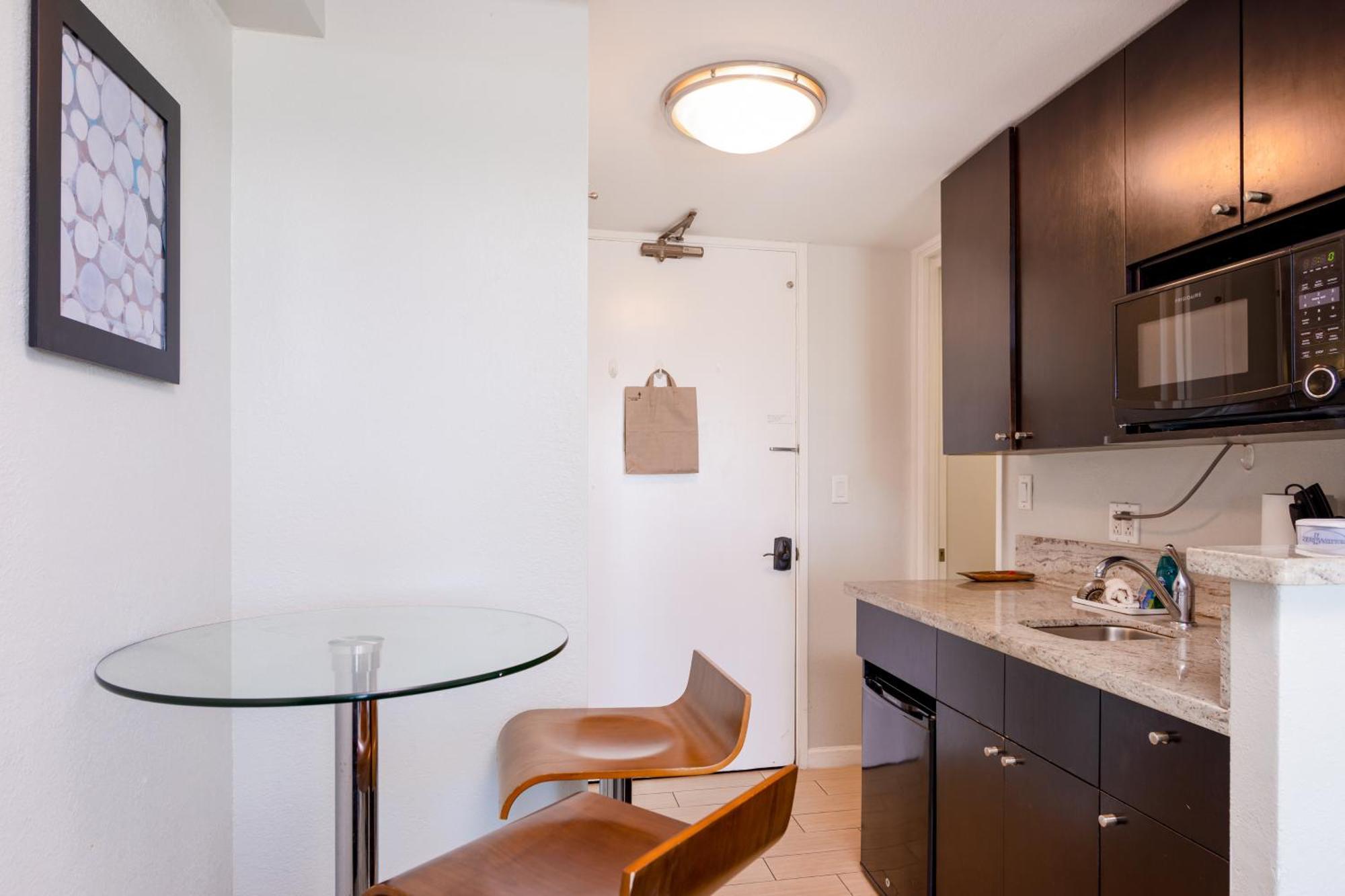 Island Colony Suites Хонолулу Стая снимка