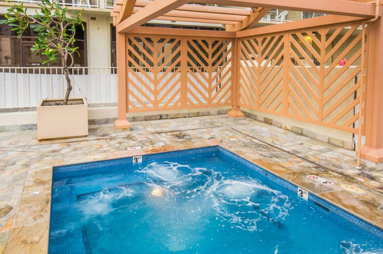 Island Colony Suites Хонолулу Екстериор снимка